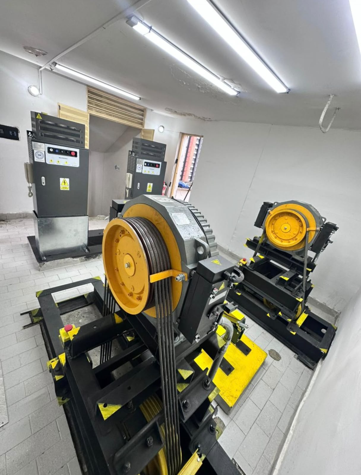 Máquina de tracción de ascensor modernizada en sala de máquinas por Asotecnicos