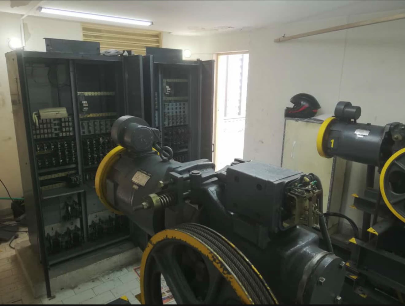 Sala de máquinas con maquinaria antigua previa a la modernización