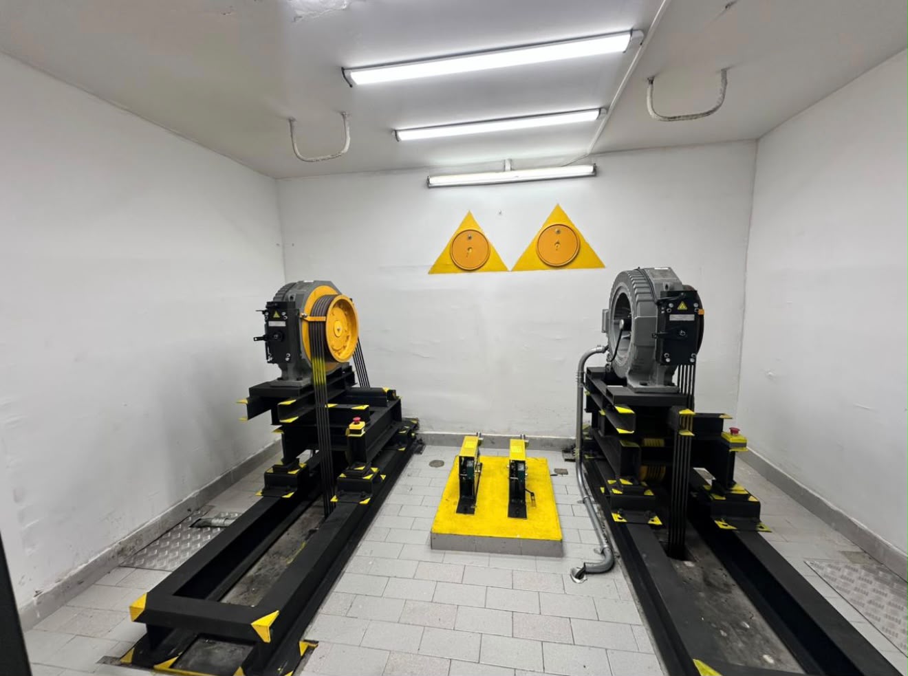 Sala de máquinas de ascensor con doble sistema de tracción sincrónica instalada por Asotecnicos
